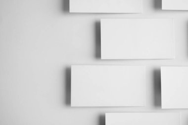 Beyaz arka planda boş kartvizitler, üst manzara. Tasarım için hazırlan