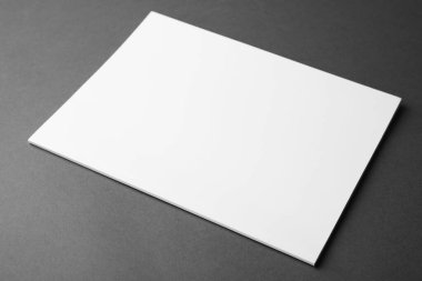 Koyu gri arka plan üzerine boş bir kitap. Tasarım için hazırlan