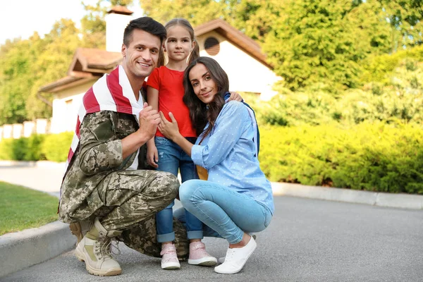 Man in militair uniform en zijn familie buiten — Stockfoto
