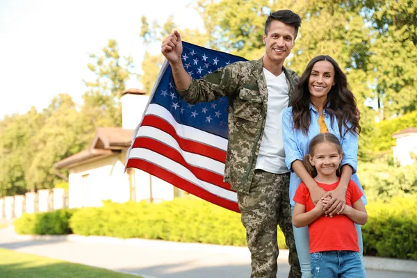 Hombre con uniforme militar y su familia al aire libre — Foto de Stock