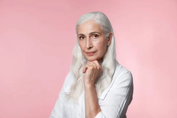 Retrato de bela mulher madura no fundo rosa — Fotografia de Stock