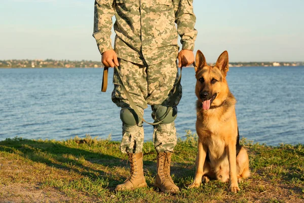 Mann in Militäruniform mit Schäferhund im Freien, Nahaufnahme — Stockfoto