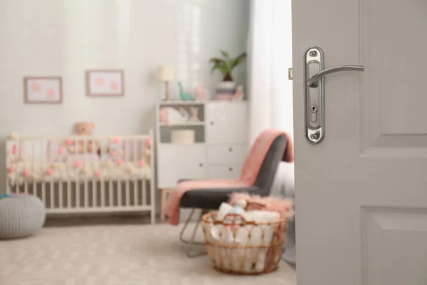Homályos kilátás a baba szoba belső, kényelmes kiságy — Stock Fotó