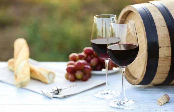 Sammansättning med fat vin och produkter på bordet utomhus, närbild — Stockfoto