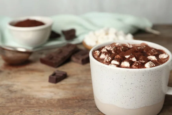 Deliciosa bebida de cacau com marshmallows na xícara em fundo de madeira, close-up. Espaço para texto — Fotografia de Stock