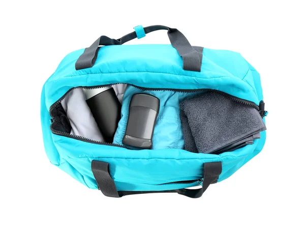 Bolsa de deporte con desodorante y ropa sobre fondo blanco, vista superior —  Fotos de Stock