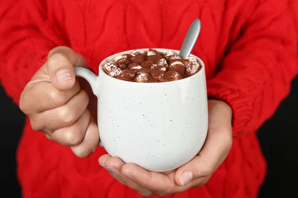 Frau hält Tasse mit köstlichem heißen Kakaogetränk mit Marshmallows, Nahaufnahme — Stockfoto