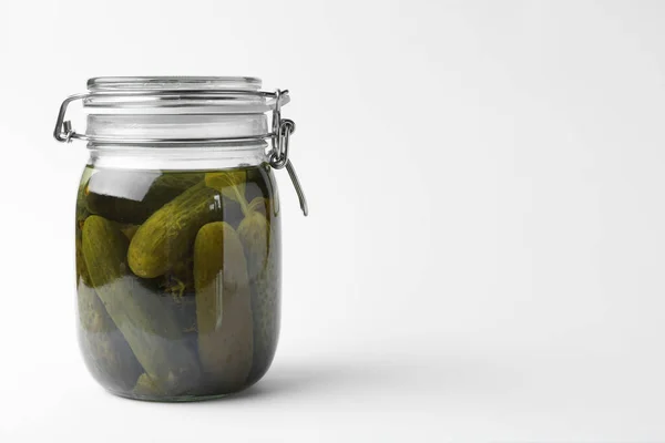 Tarro con pepinos en vinagre sobre fondo blanco — Foto de Stock