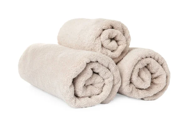 Asciugamani beige puliti laminati su sfondo bianco — Foto Stock
