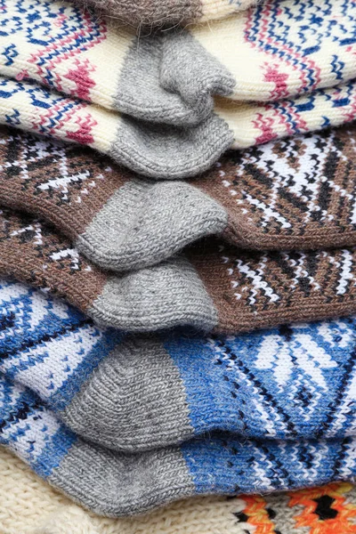 Différentes chaussettes en laine tricotées comme fond, gros plan — Photo