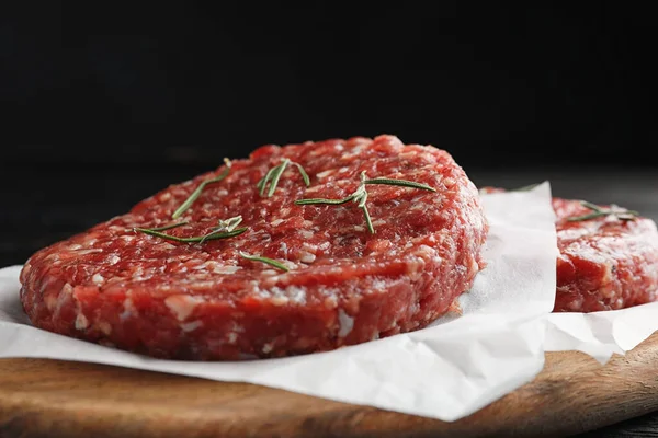 木の板の上のハンバーガーのための生肉のカツレツ,クローズアップ — ストック写真