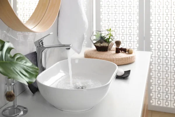 Fregadero con agua corriente en el interior del baño con estilo — Foto de Stock
