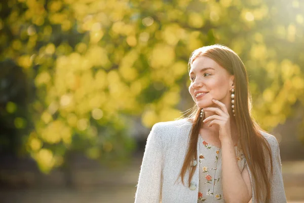 Красива молода жінка в зеленому парку в сонячний день — стокове фото