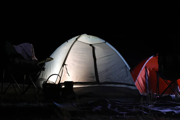 夜の荒野の近代的なキャンプテント — ストック写真