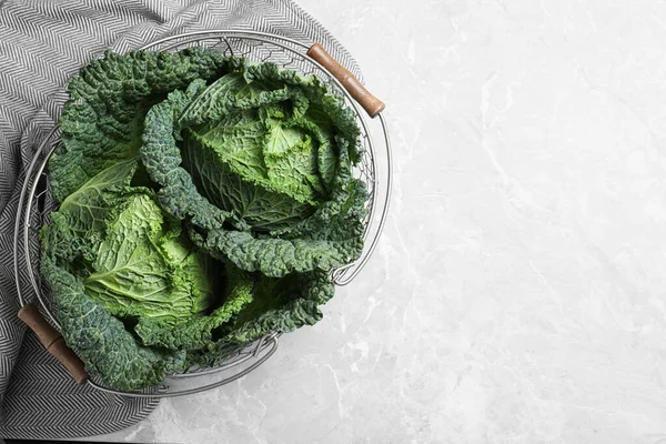 Verse groene savooikool op marmeren tafel, bovenaanzicht. Ruimte voor tekst — Stockfoto