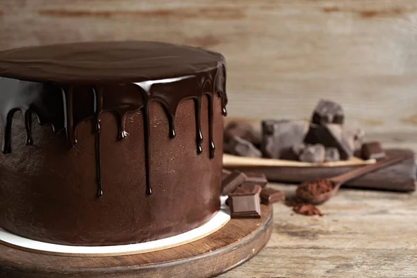 Φρεσκοφτιαγμένο νόστιμο κέικ σοκολάτας σε ξύλινο τραπέζι, κοντινό. Χώρος για κείμενο — Φωτογραφία Αρχείου