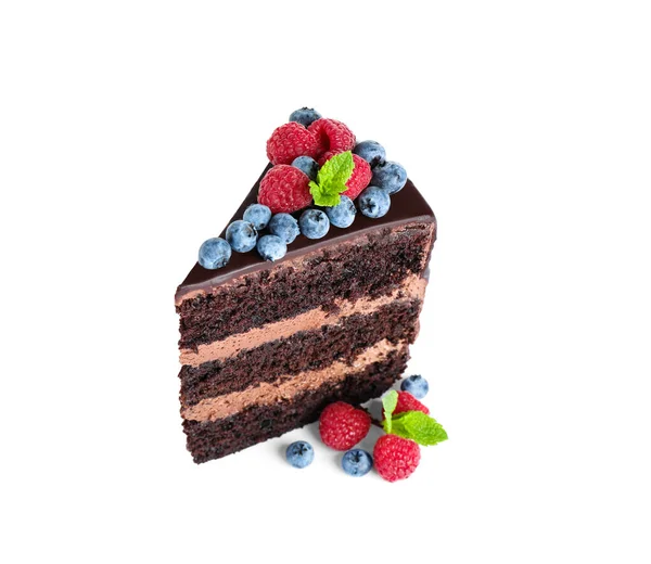 Pedazo de delicioso pastel de chocolate decorado con bayas frescas sobre fondo blanco — Foto de Stock