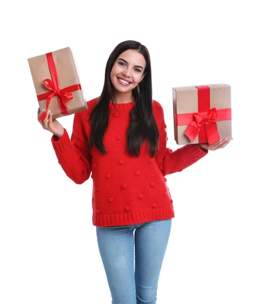 Счастливая девушка держит рождественские подарки на белом фоне — стоковое фото