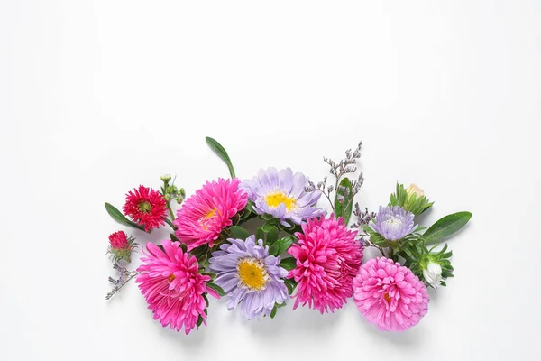 Samenstelling met mooie aster bloemen op witte achtergrond, bovenaanzicht — Stockfoto