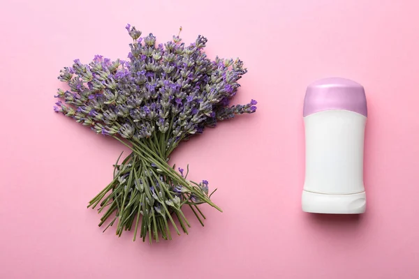 Pembe arka planda kadın deodorantı ve lavanta çiçekleri. — Stok fotoğraf