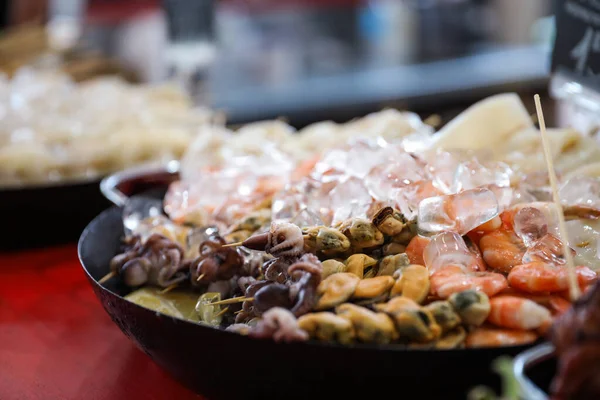 Deliciosas brochetas de mariscos servidas en plato sobre mesa, primer plano —  Fotos de Stock