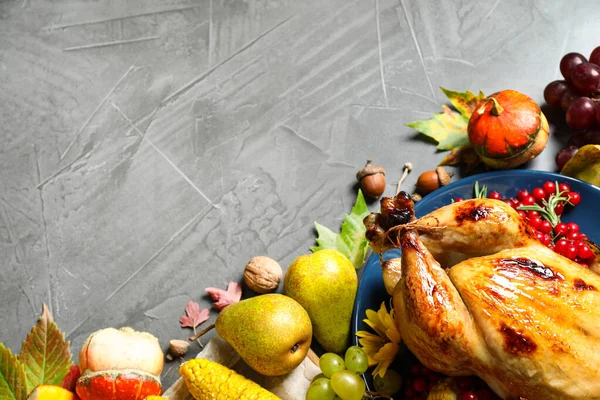 Composición plana con delicioso pavo sobre fondo gris, espacio para el texto. Feliz Día de Acción de Gracias — Foto de Stock