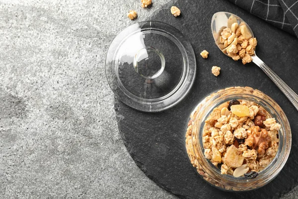 Smaklig hemlagad granola på grått bord, platt ligg. Sund frukost — Stockfoto