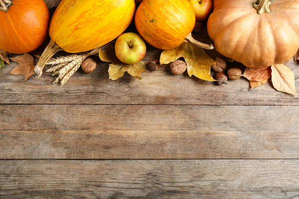 Verdure autunnali su fondo di legno, piatte giacevano con spazio per il testo. Buon giorno del Ringraziamento — Foto Stock