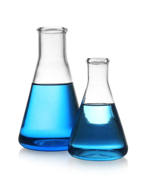 Frascos cónicos com líquido azul sobre fundo branco. Objectos de vidro de laboratório — Fotografia de Stock