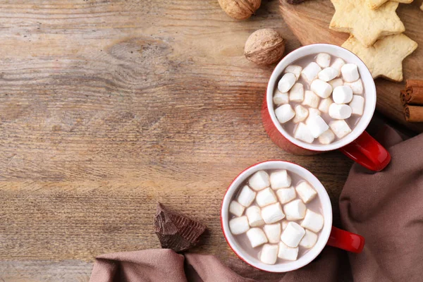 Flache Komposition aus schmackhaftem Kakao mit Marshmallows auf Holztisch. Raum für Text — Stockfoto