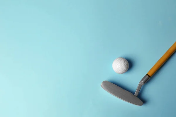 Pelota de golf y club sobre fondo azul claro, plano laico. Espacio para texto —  Fotos de Stock
