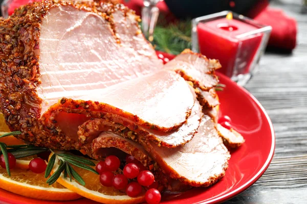 盘子和美味的火腿放在深色木桌上,特写. 圣诞晚餐 — 图库照片