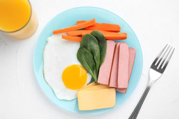 납작 한 것은 달걀 과 치이 즈 를 흰 상에 얹어 만든 것이다. 아이들을 위한 아침 — 스톡 사진