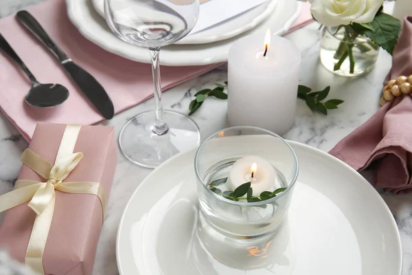 Configuração de mesa festiva elegante no fundo de mármore branco, close-up — Fotografia de Stock