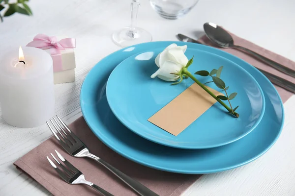 Elégant décor de table de fête avec carte blanche sur table en bois blanc — Photo