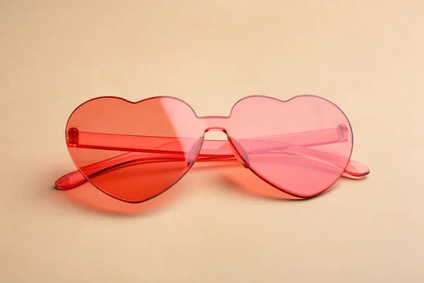 Κομψά γυαλιά ηλίου σε σχήμα καρδιάς σε μπεζ φόντο. Μοντέρνο αξεσουάρ — Φωτογραφία Αρχείου
