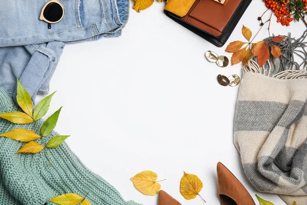 Vêtements chauds, feuilles d'automne et accessoires sur fond blanc, vue de dessus. Espace pour le texte — Photo