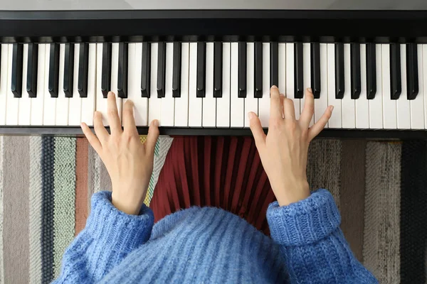 年轻女子在家弹钢琴，尽收眼底 — 图库照片