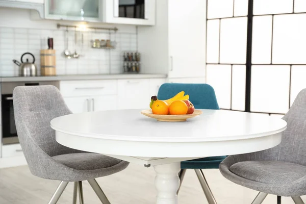 Interior de cozinha elegante com mesa de jantar e cadeiras — Fotografia de Stock