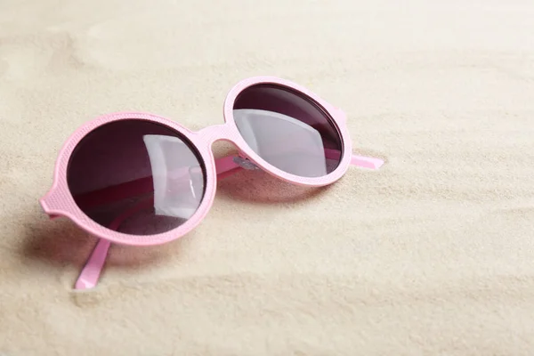Stylowe okulary przeciwsłoneczne na białym piasku, miejsce na tekst. Czas letni — Zdjęcie stockowe