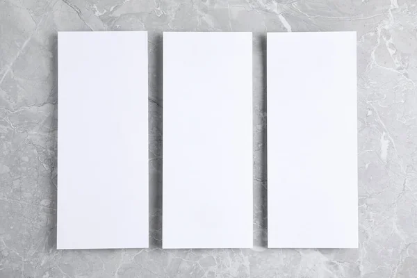 하얀 회색 대리석 배경에 빈 손바닥 카드, 평평 한 누워 있습니다. 설계를 조롱하다 — 스톡 사진
