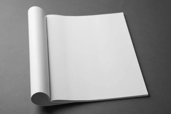 Libro en blanco sobre fondo gris oscuro. Prepárate para el diseño — Foto de Stock