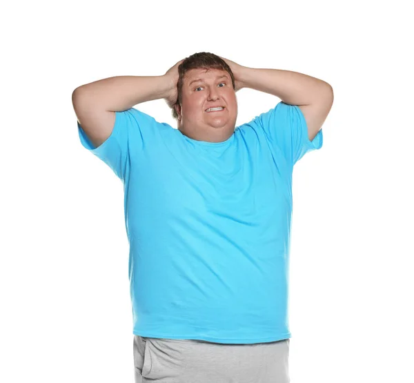 Homem com sobrepeso emocional posando no fundo branco — Fotografia de Stock