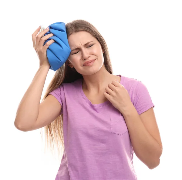 Boldogtalan nő használ hideg csomag gyógyítani fejfájás fehér háttér — Stock Fotó