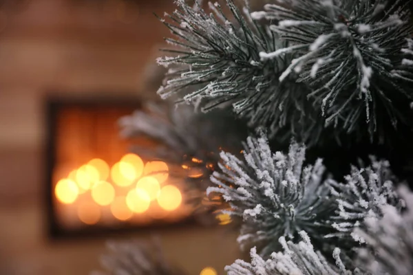 Vista de primer plano del árbol de Navidad en la habitación, espacio para el texto. Interior festivo —  Fotos de Stock
