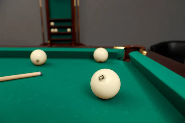 Billiard balls and cue on table indoors — Stock Photo, Image