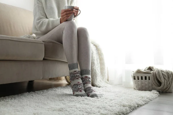 Γυναίκα που φοράει πλεκτές κάλτσες στο σπίτι, κοντινό πλάνο. Ζεστά ρούχα — Φωτογραφία Αρχείου