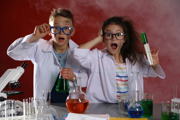 Crianças a fazer pesquisa química em laboratório. Experiência perigosa — Fotografia de Stock