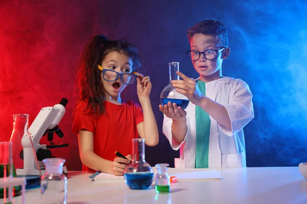 Barn som gör kemisk forskning i laboratorium. Farligt experiment — Stockfoto