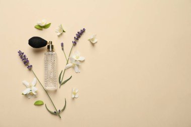 Bej arka plan üzerinde zarif parfüm ve güzel çiçekler ile Düz yatıyordu kompozisyon, metin için alan